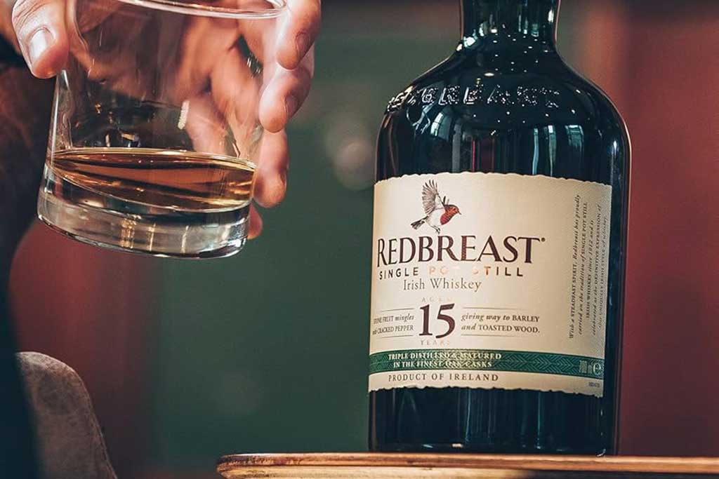 Close view of Redbreast 15 year old irish whiskey